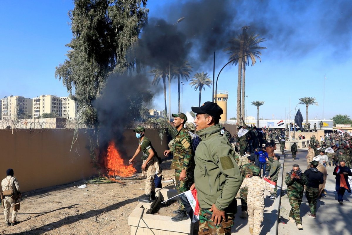 Grupo tenta invadir embaixada americana no Iraque