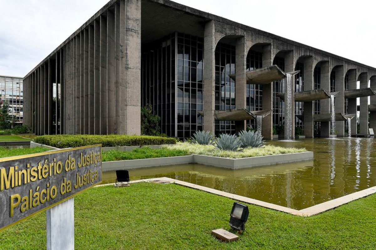 Ministério da Justiça anuncia permissão de entrada com garrafas de água em espetáculos