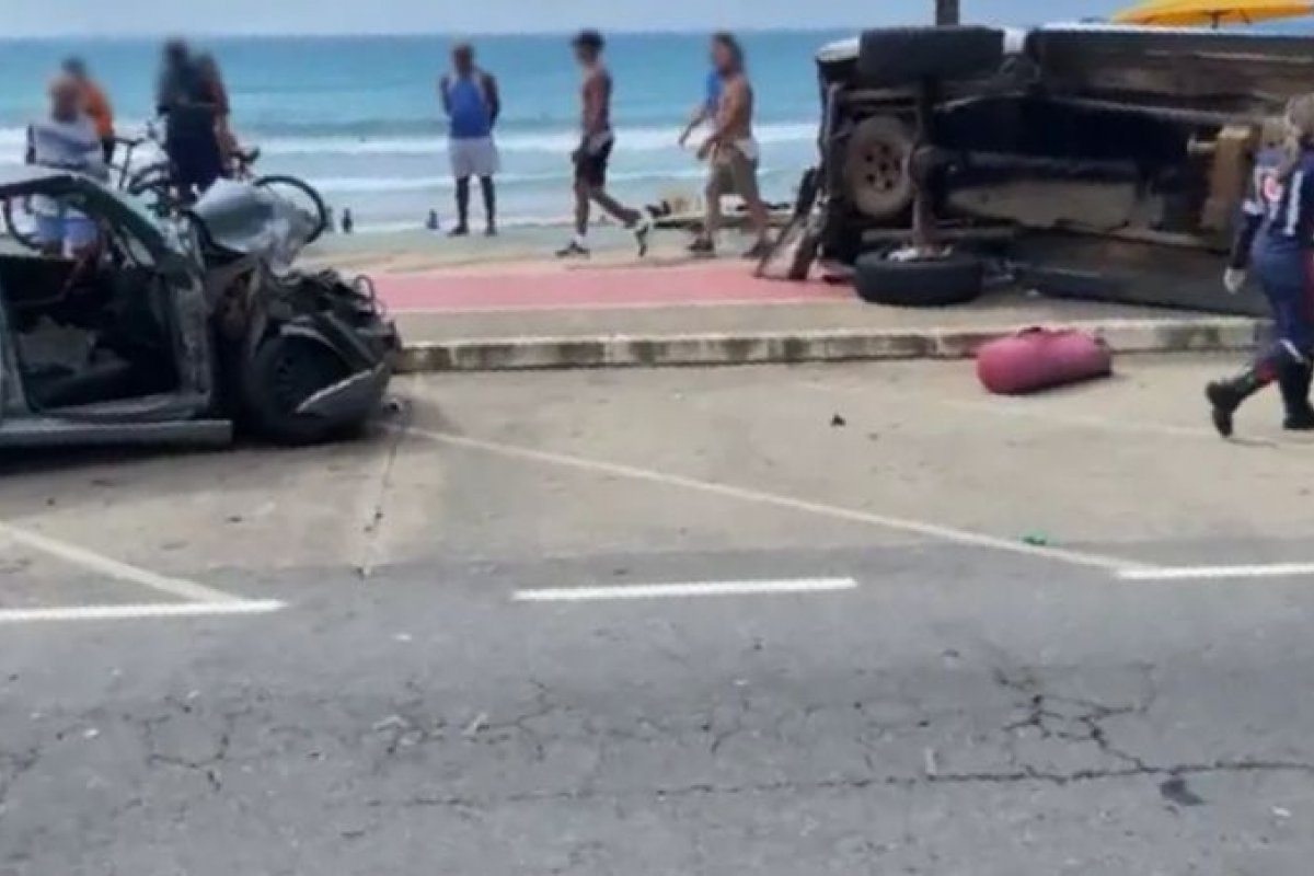 Capotamento deixa três pessoas feridas na orla do bairro de Piatã, em Salvador