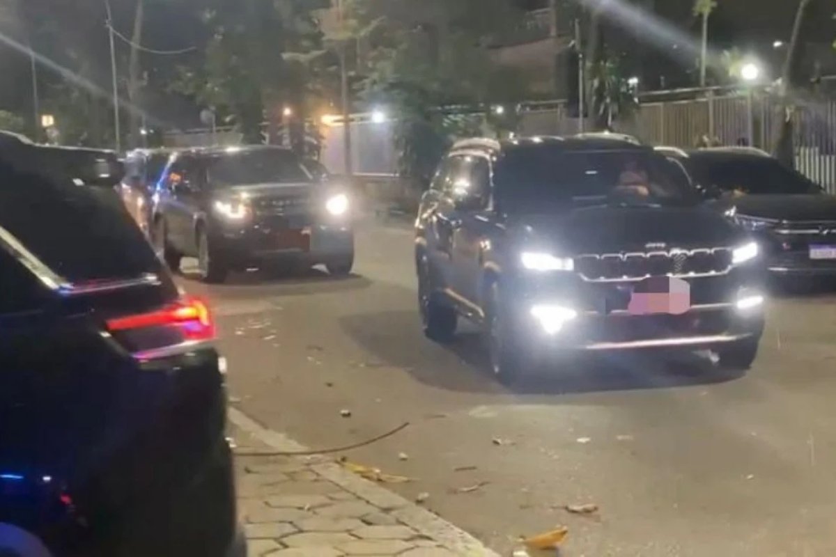 Carros de comitiva de Taylor Swift cantora são apreendidos por estarem com placa adulterada