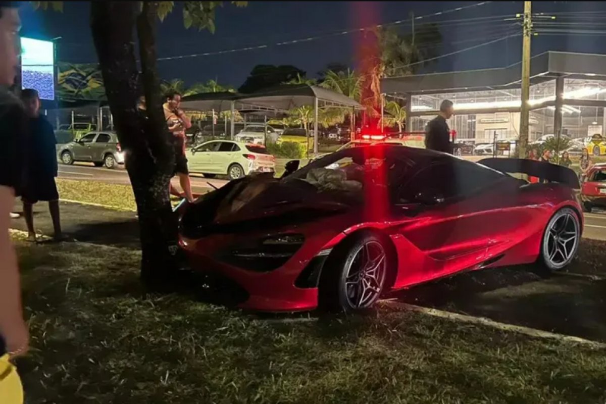 Motorista abandona McLaren de R$ 3 milhões após colisão em árvore