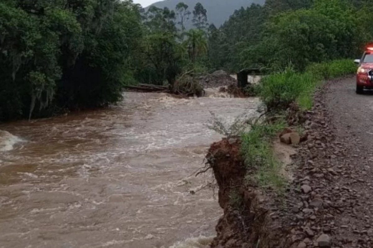 Enxurrada arrasta casa e idoso desaparece em Santa Catarina