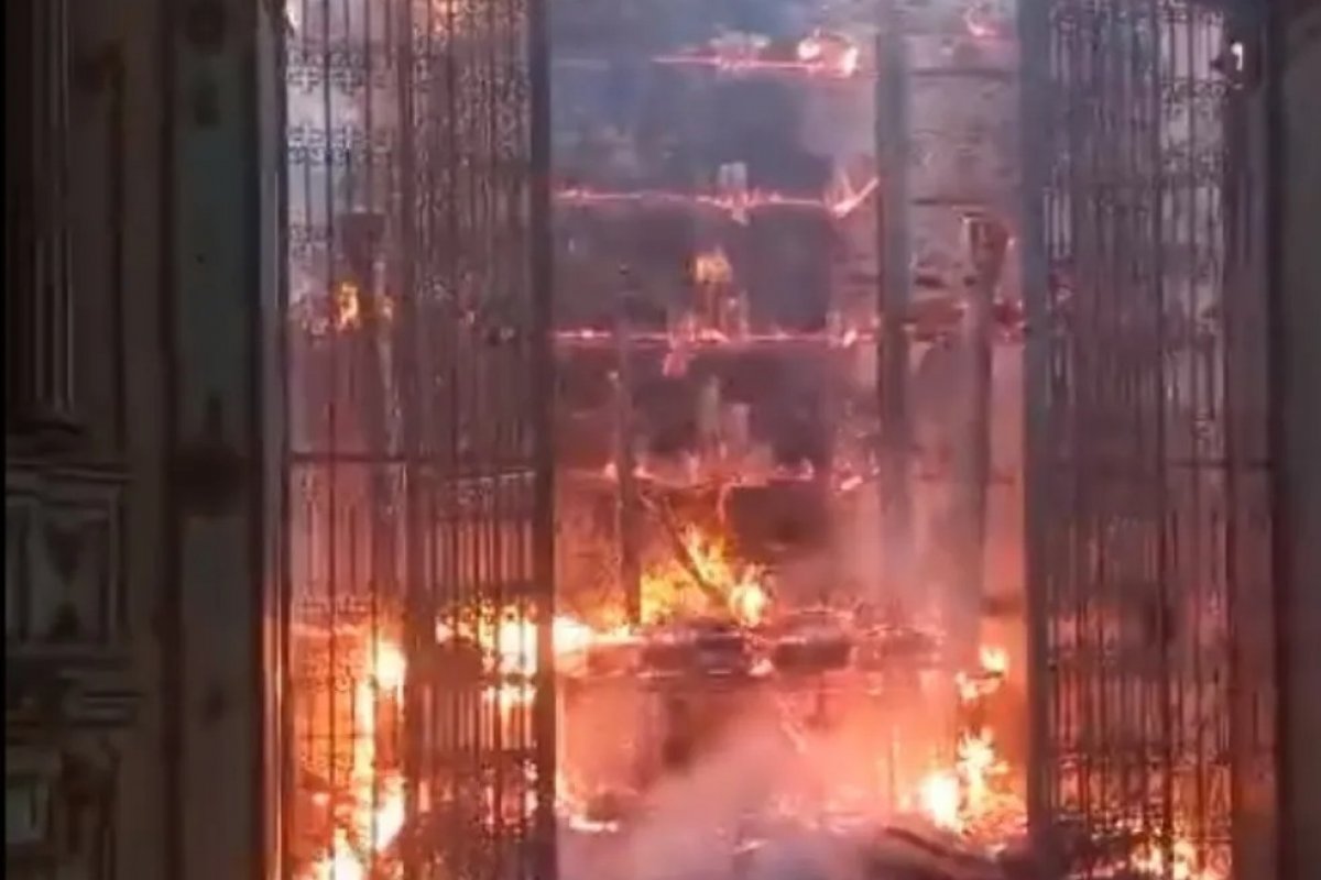 Incêndio destrói parte de igreja matriz tombada como patrimônio histórico na Bahia