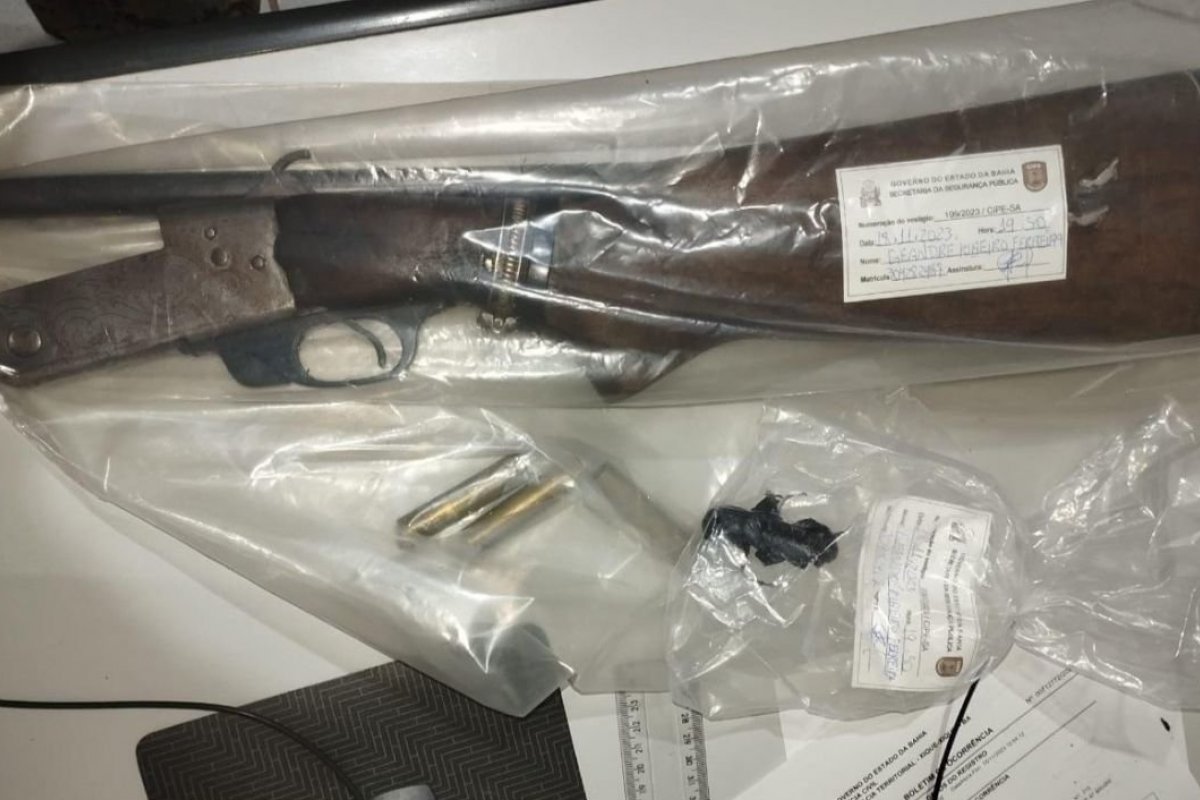 PM encontra arma, munições e droga em Xique-Xique