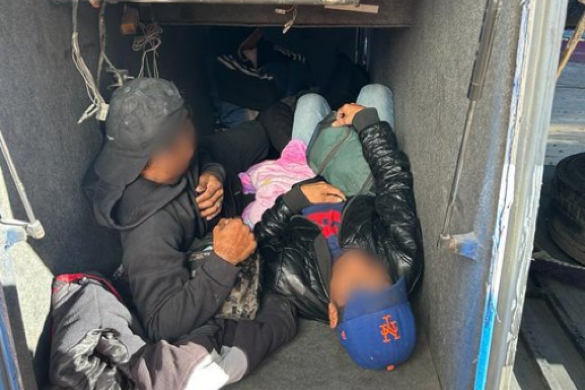 Imigrantes são encontrados amontados em ônibus turístico no México