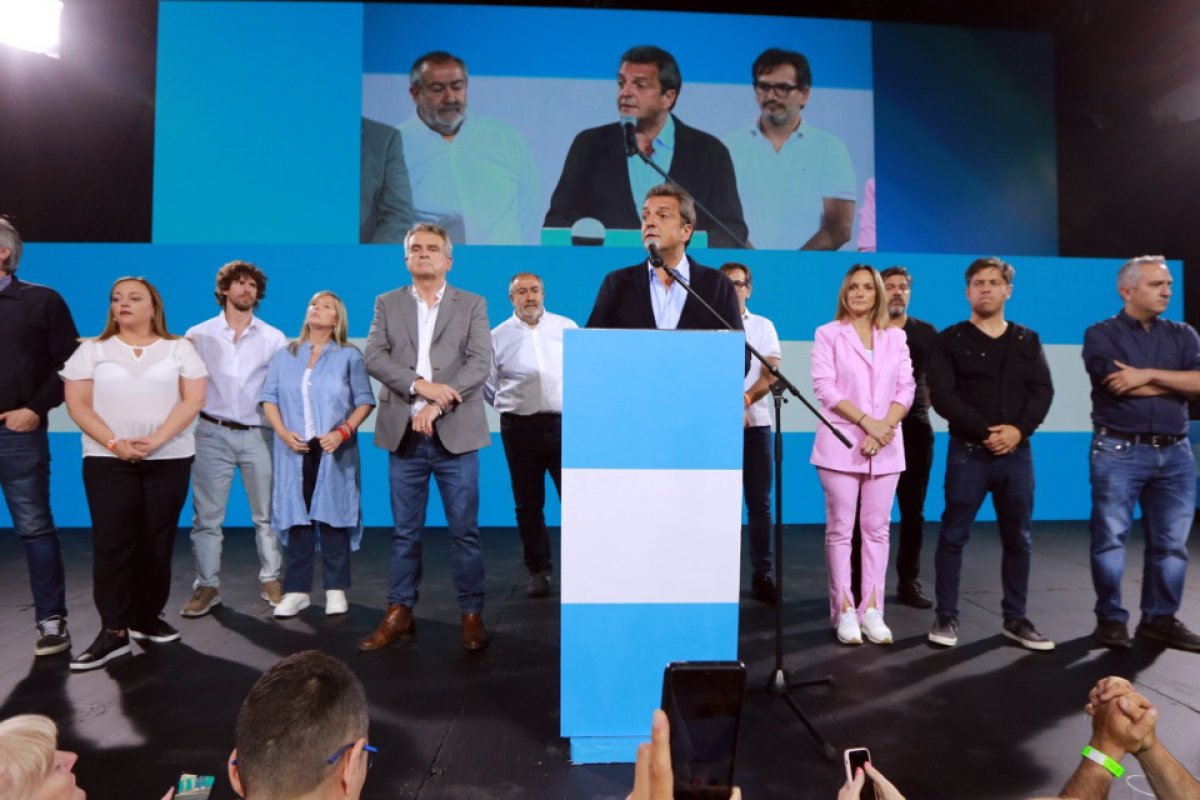 Massa segue como ministro da Economia e forma equipe de transição na Argentina