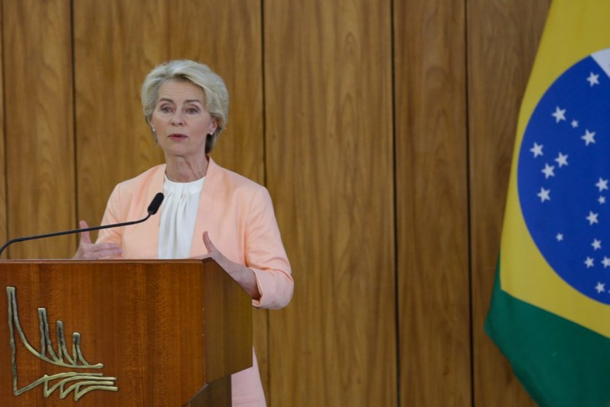 Lula liga para presidente da Comissão Europeia para discutir acordo com Mercosul após vitória de Milei