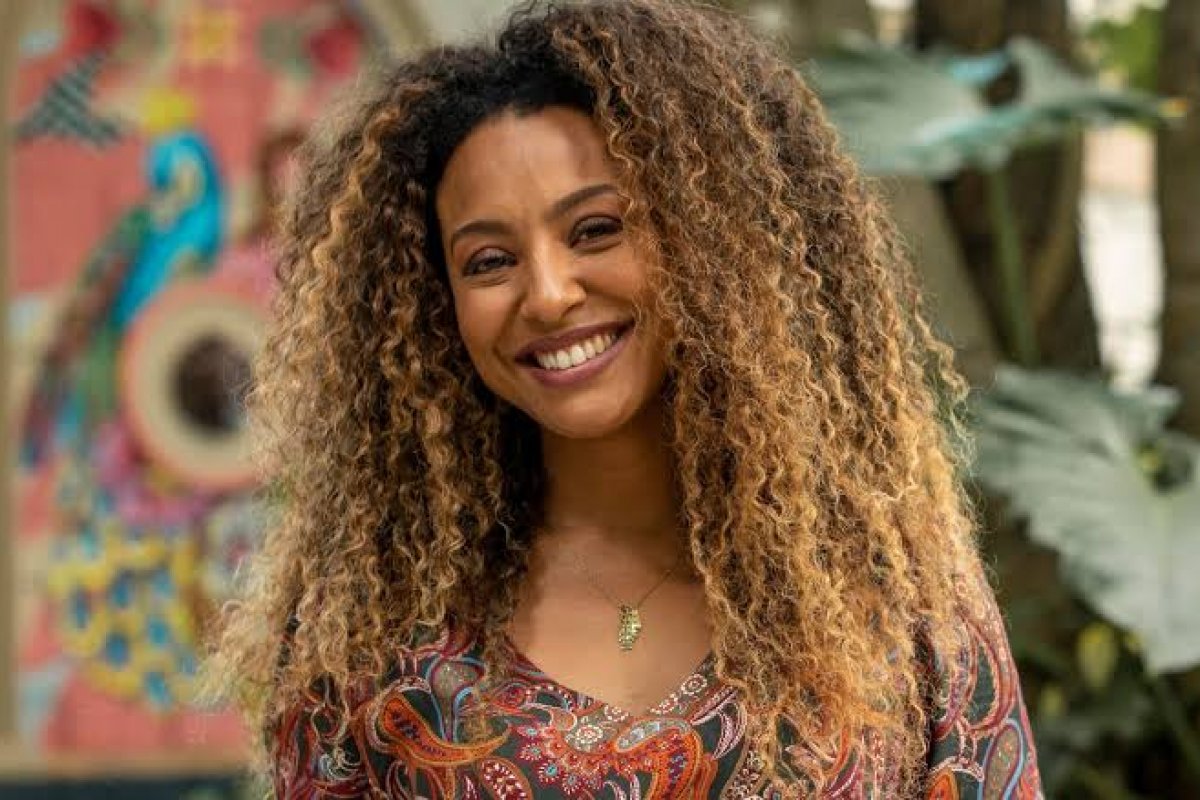 Ela merece! Sheron Menezzes recebe Troféu Raça Negra pela Sol de 'Vai na Fé'