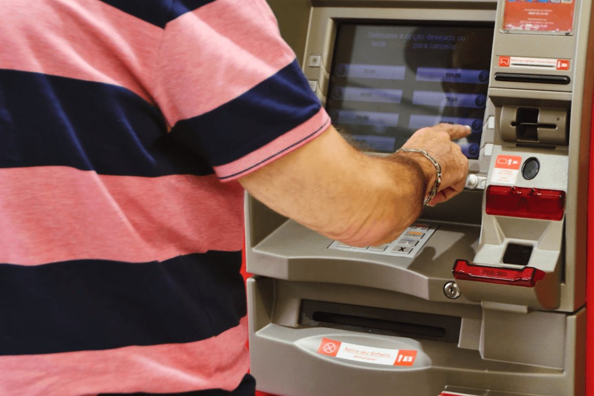 Caixas eletrônicos em comunidades no Brasil realizam mais de 6 mil transações por mês