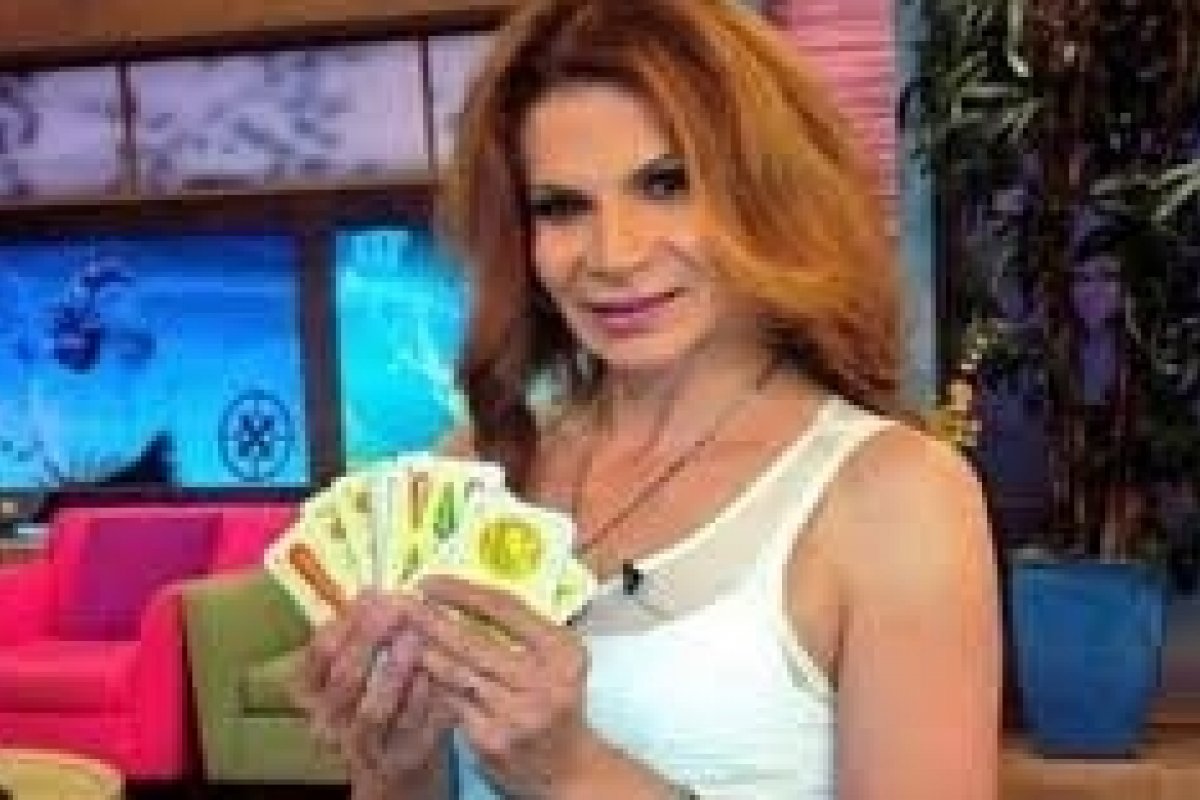 Vidente revela que dois famosos sairão do armário em 2020