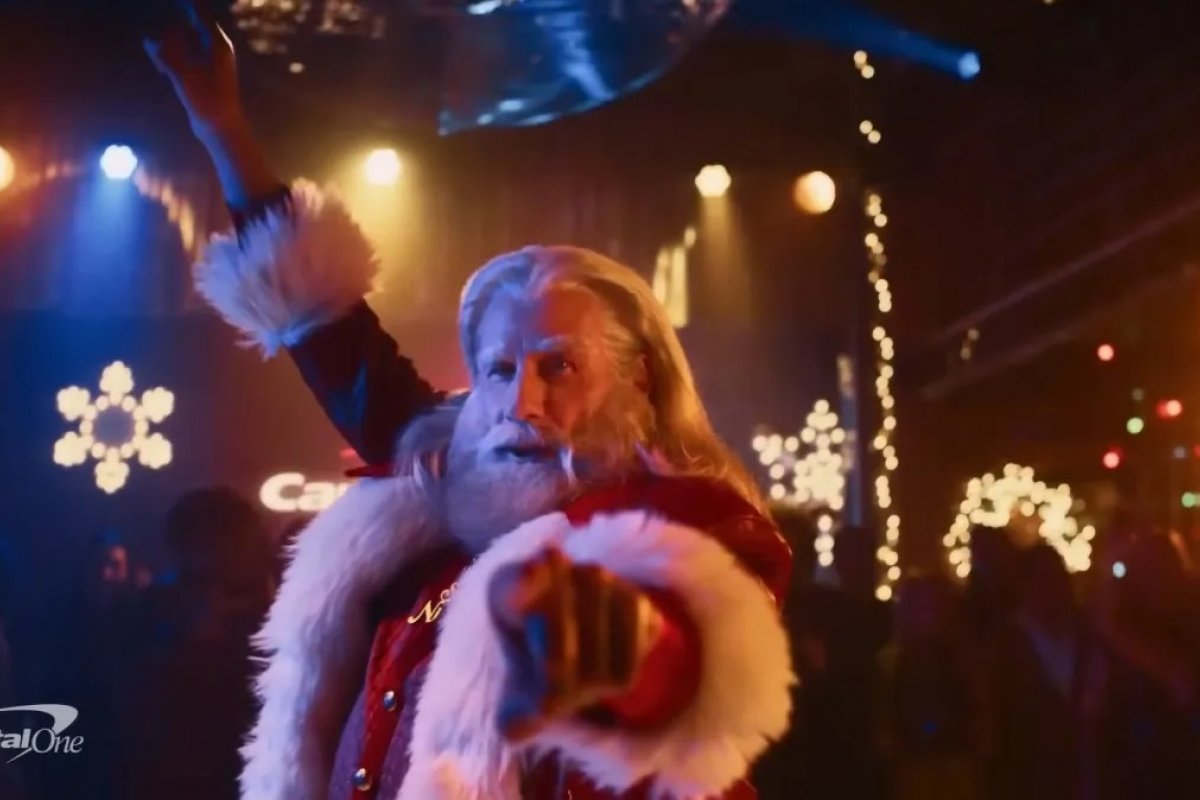 John Travolta revive clássico do cinema em campanha de Natal
