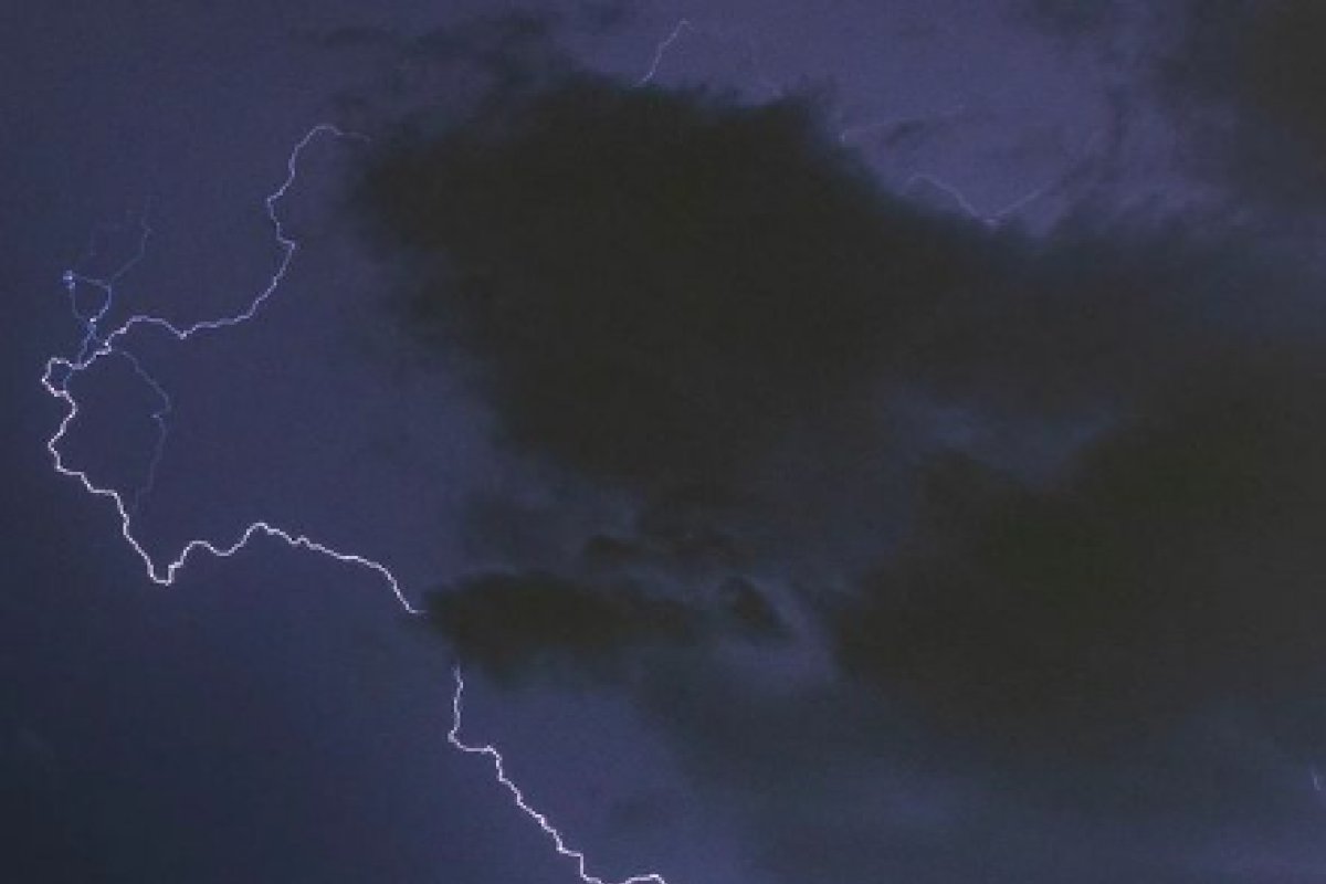 Vídeo: fotógrafo amador de São Paulo captura raio com formato de mapa do Brasil