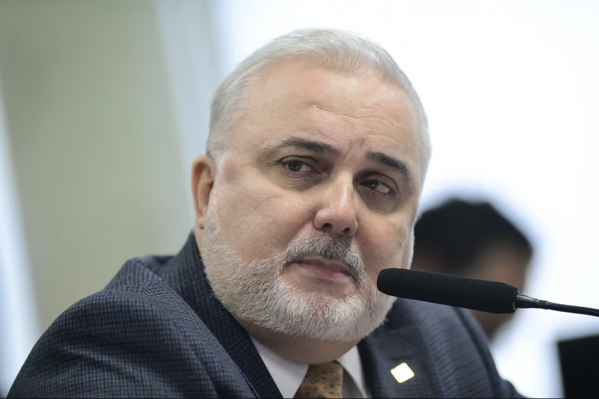 Presidente da Petrobras diz que não houve pedido de Lula para baixar preço de combustíveis