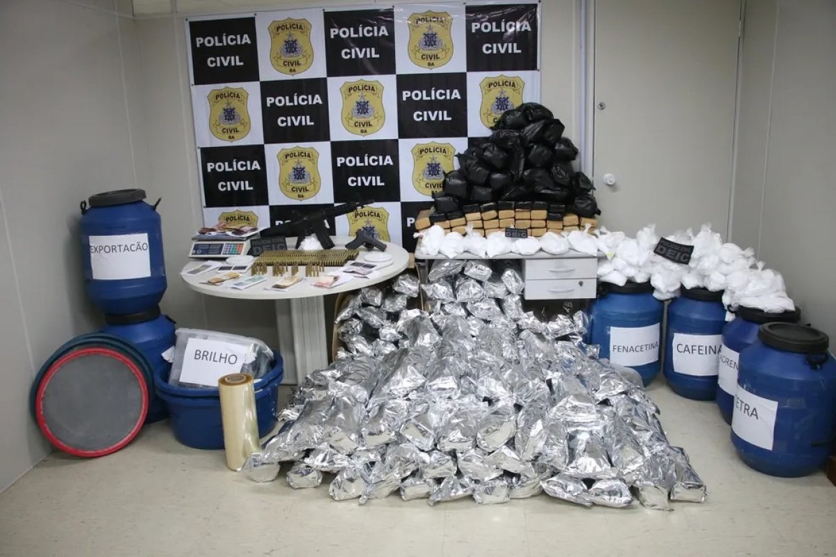 Duas pessoas presas em posse de drogas e armas em casa de praia e apartamento de luxo na Bahia