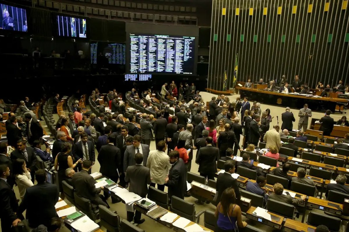 Câmara aprova projeto que adota contrato temporário CLT para jovens e maiores de 50