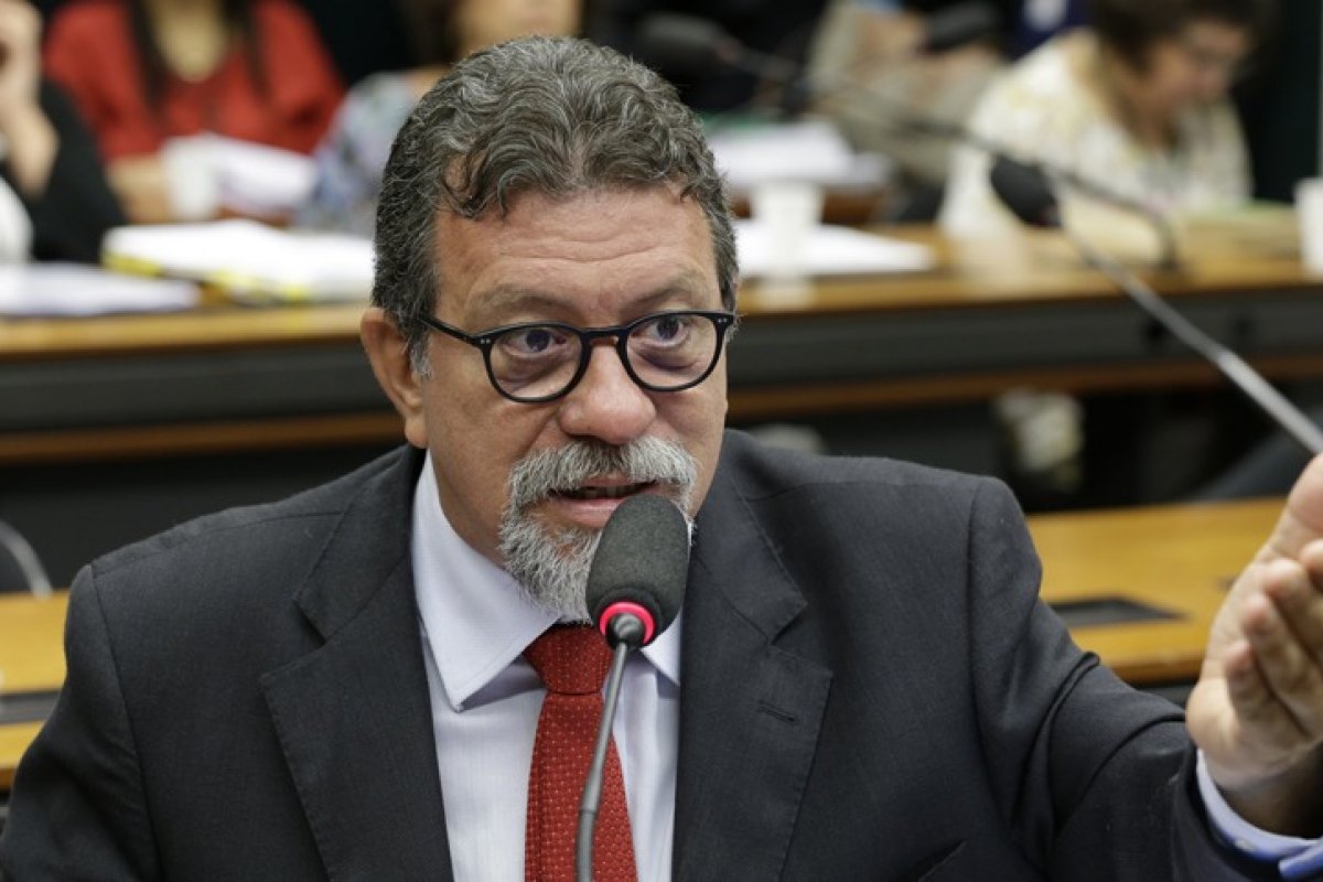 Afonso Florence é exonerado da Casa Civil para tratar emendas parlamentares