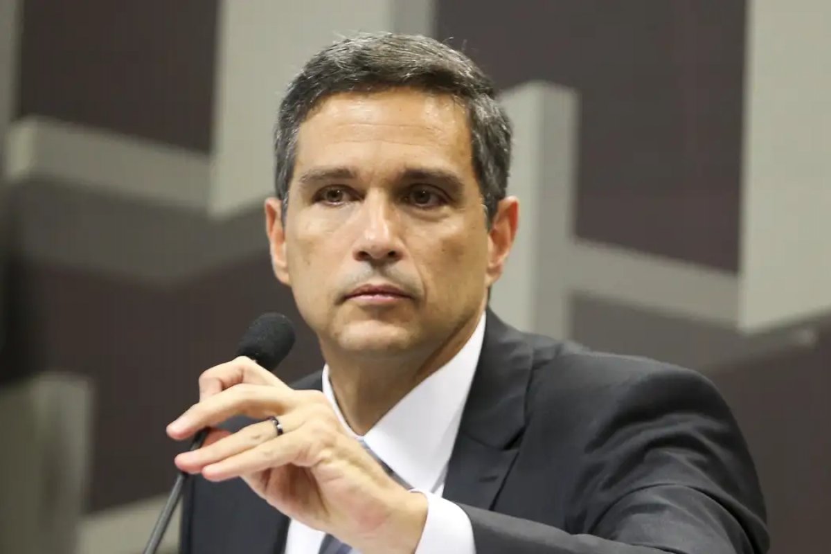 Campos Neto rebate proposta de Milei e afirma ser 'impossível' eliminar as funções do BC na Argentina