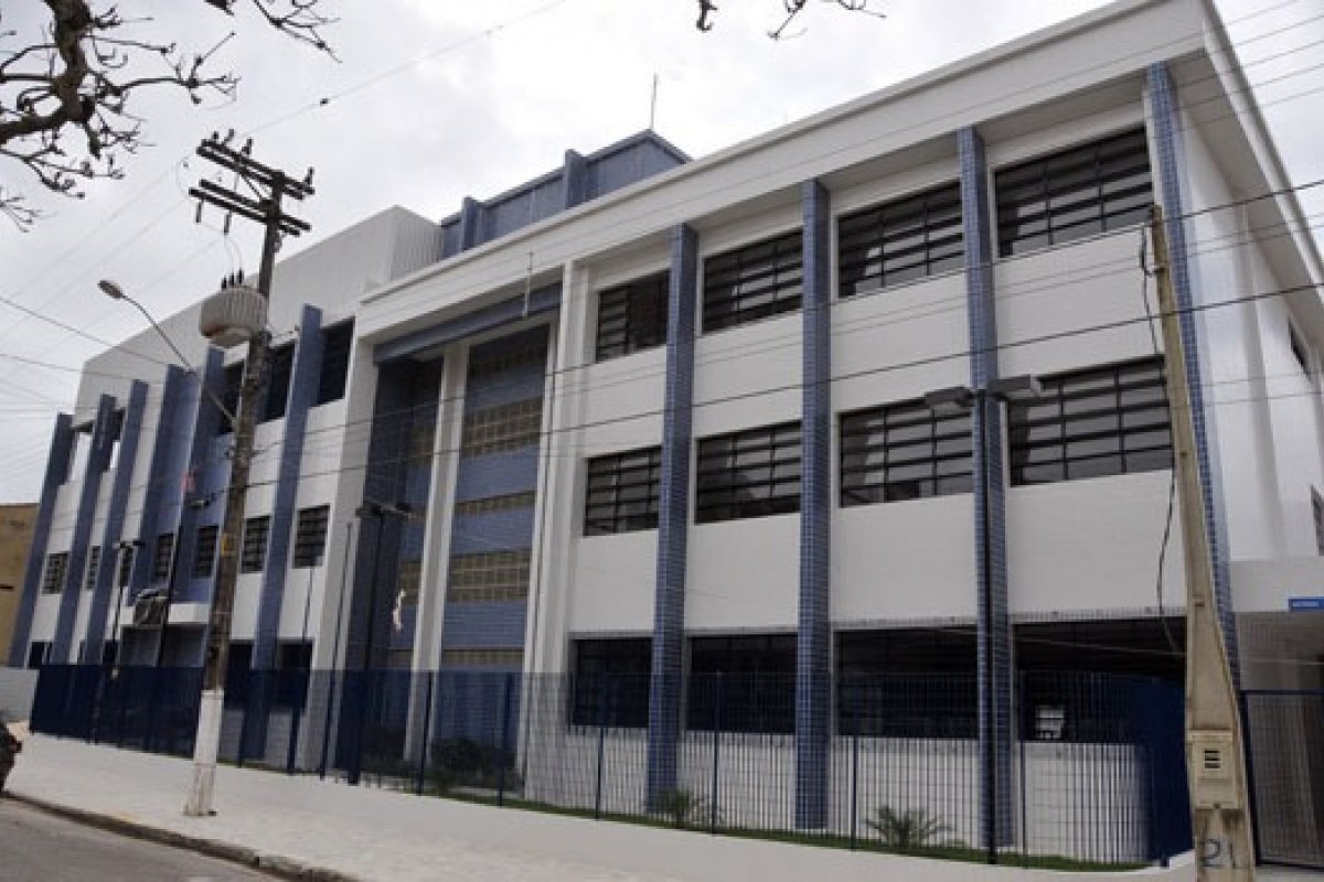 Professora admite ter beijado aluno de 14 anos e é demitida de escola