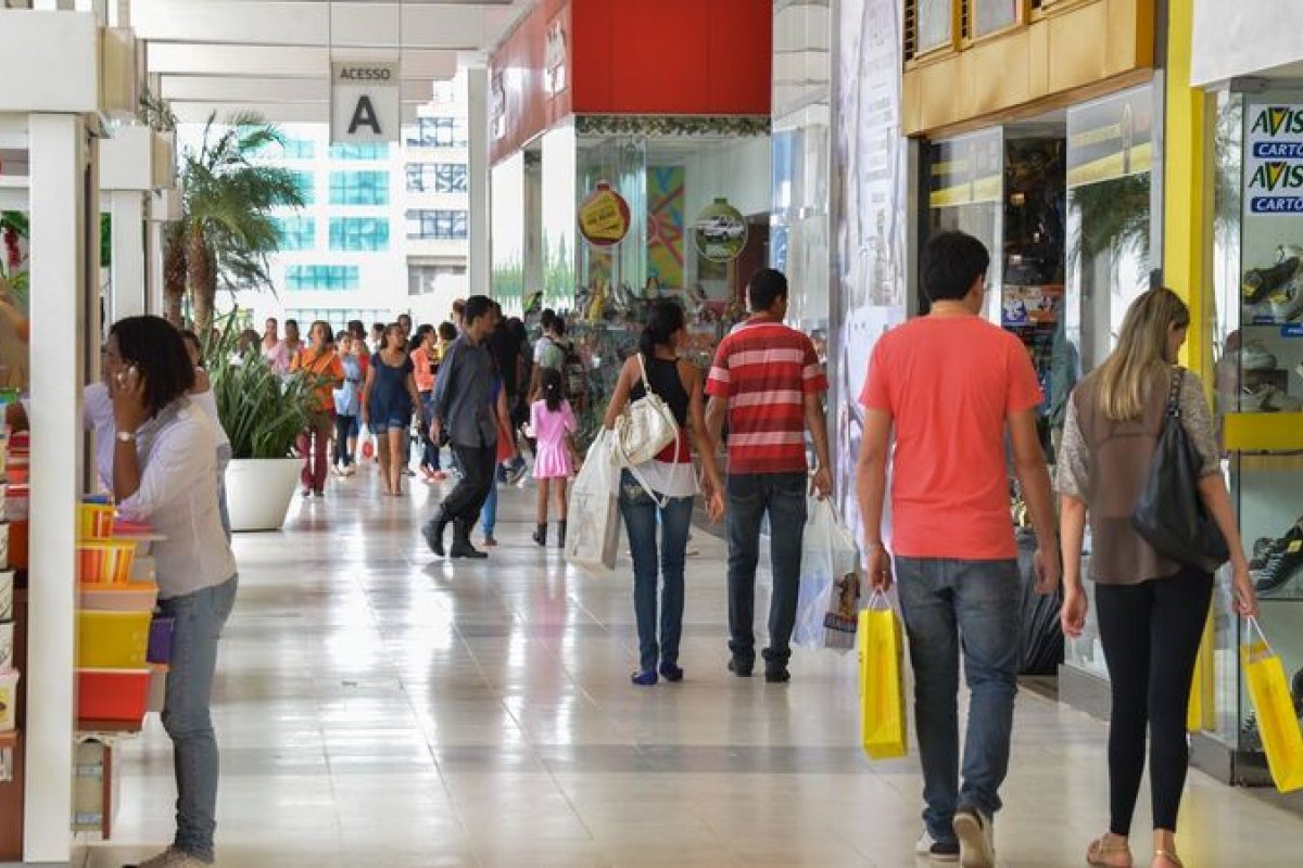 Intenção de consumo das famílias fica estável em novembro