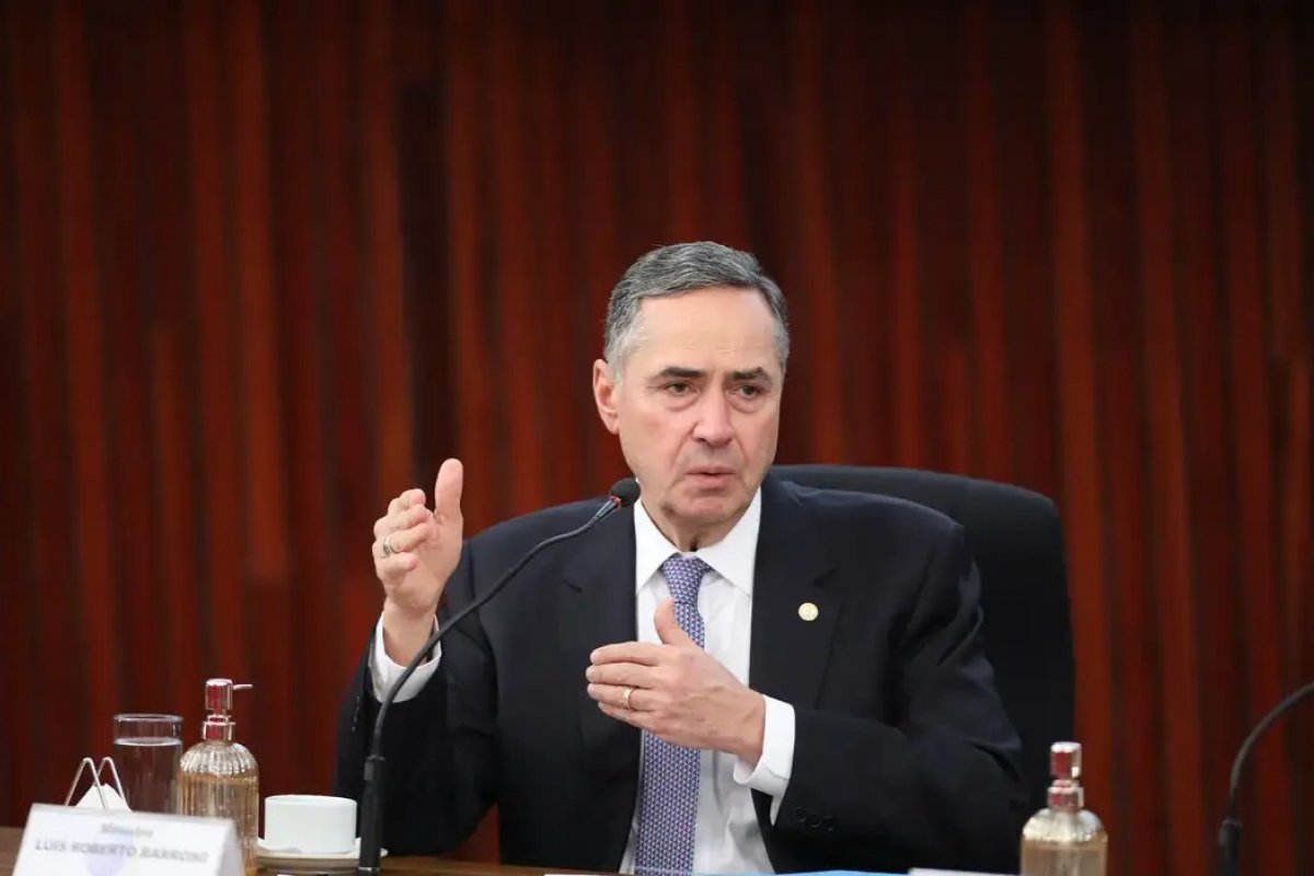 Barroso abre sessão do STF justificando solidariedade à família de detento que morreu na prisão