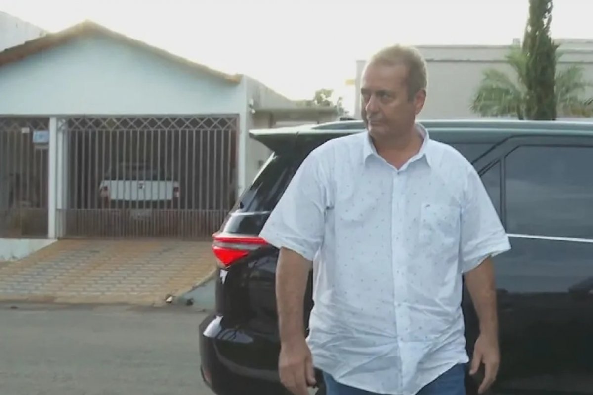 Prefeito Naçoitan Leite se entrega à polícia após atirar contra ex-esposa em Iporá