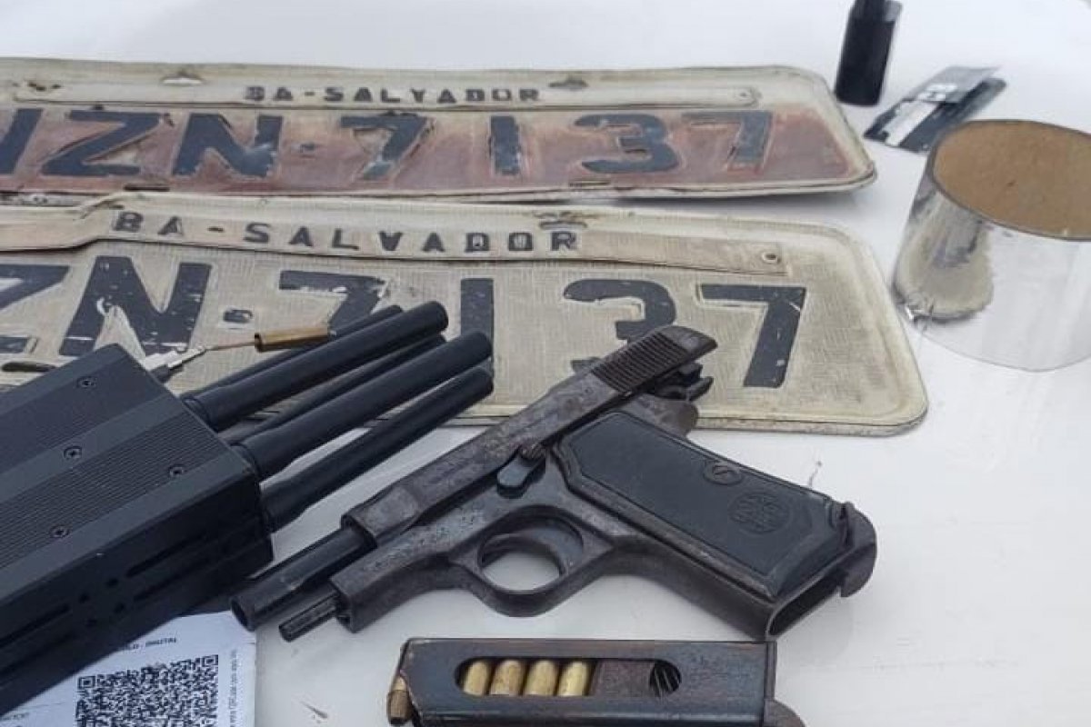 Suspeito de tráfico de drogas é preso em flagrante com arma e veículo roubado