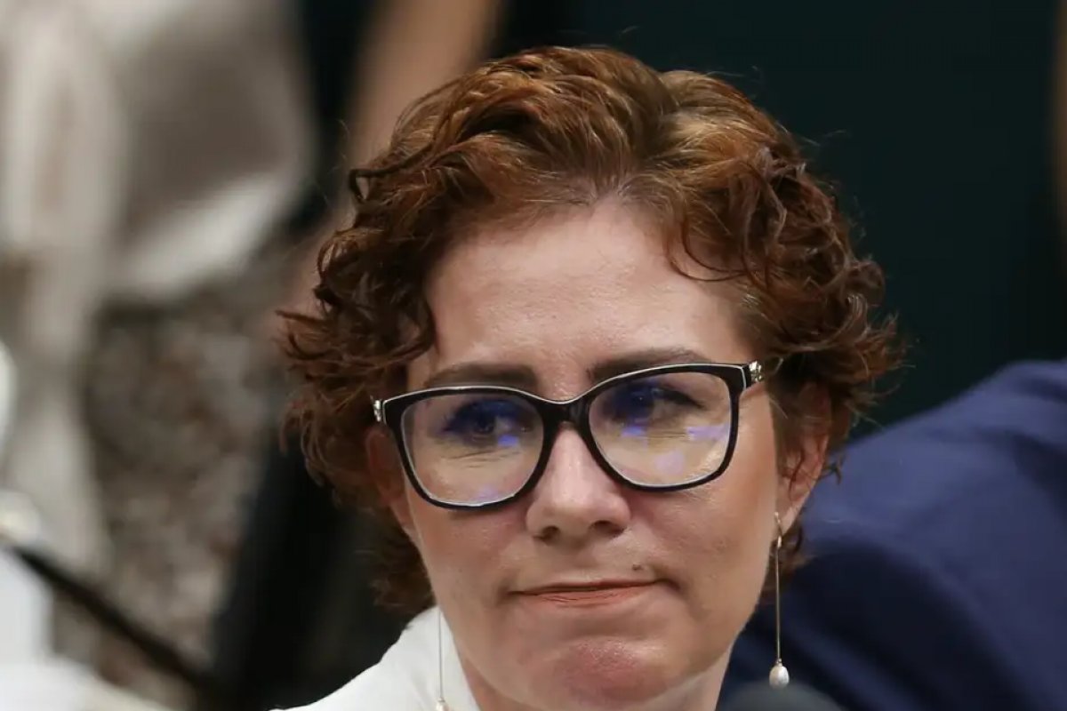 STF mantém Zambelli como ré por porte ilegal de arma