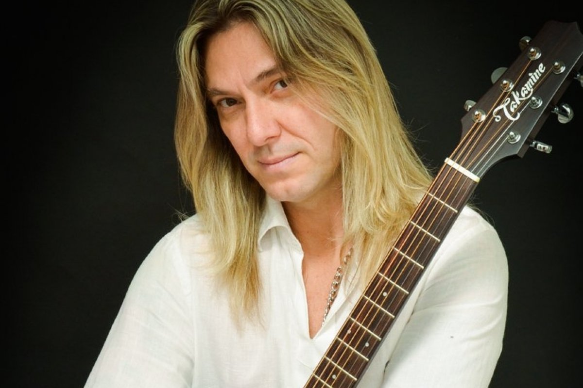 Edu Falaschi, ex-Angra, faz apresentação acústica em Salvador