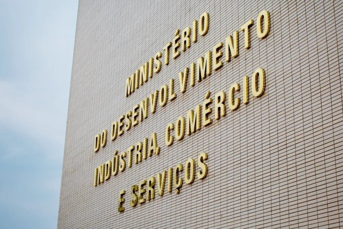 Governo Lula estima Custo Brasil em R$ 1,7 trilhão, quase 20% do PIB