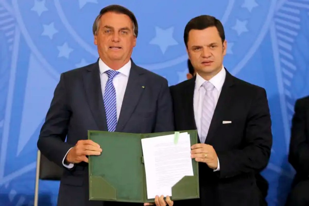 Diretor da PF denuncia governo Bolsonaro por interferência política