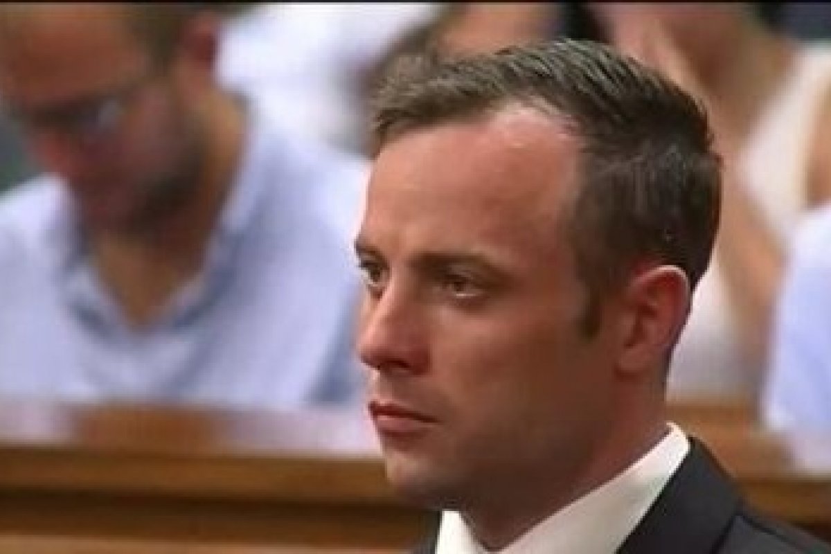 Dez anos após prisão por matar namorada, Oscar Pistorius ganhará liberdade condicional
