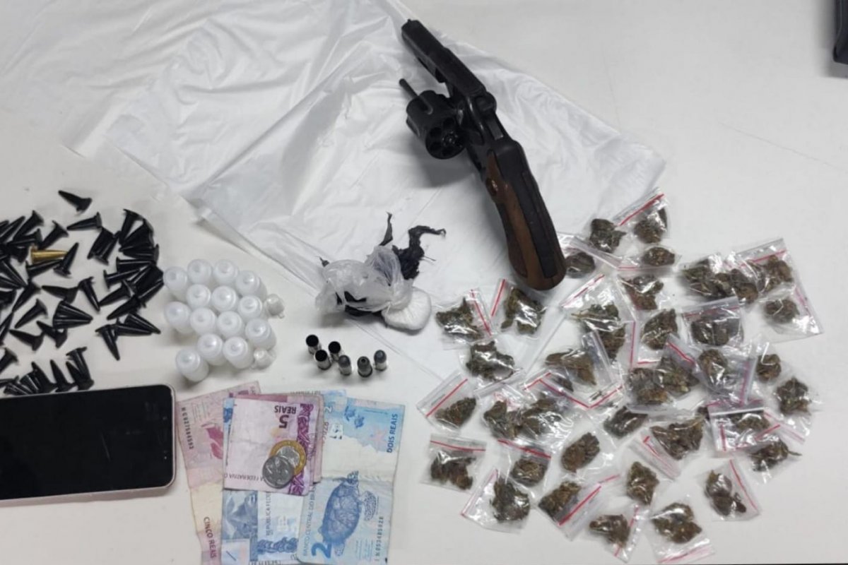 Homem é preso em flagrante com drogas e arma de fogo em Salvador