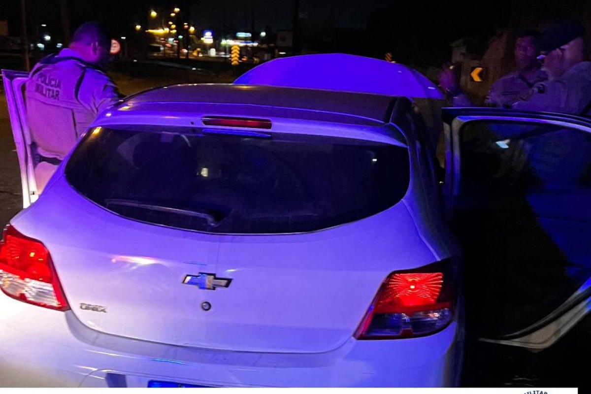 Polícia prende dois homens conduzindo veículo roubado com placa clonada em Valéria, Salvador