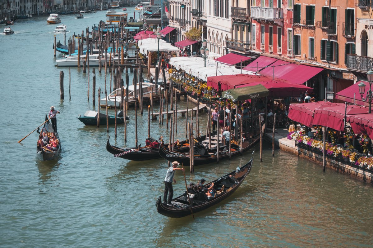 Veneza anuncia testes pioneiros com taxa de acesso para controlar o turismo