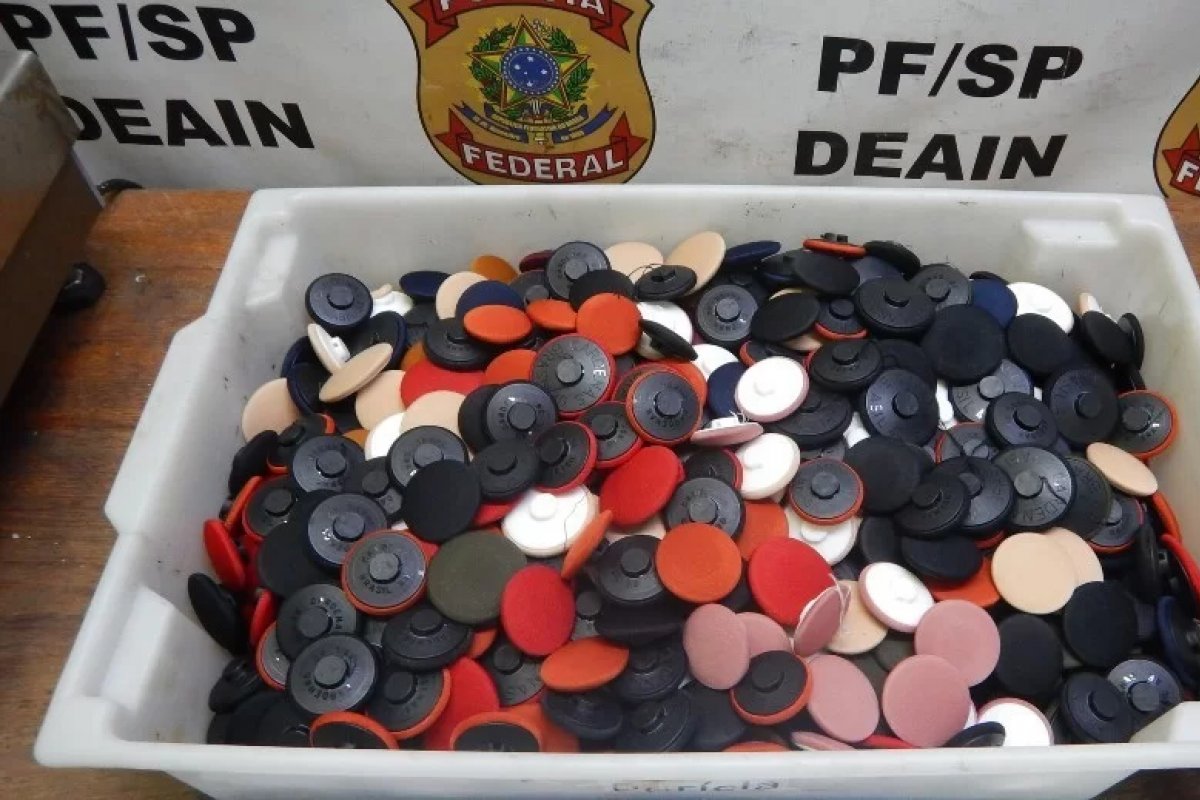 Brasileiro é preso em flagrante após tentar embarcar com botões de cocaína para Filipinas