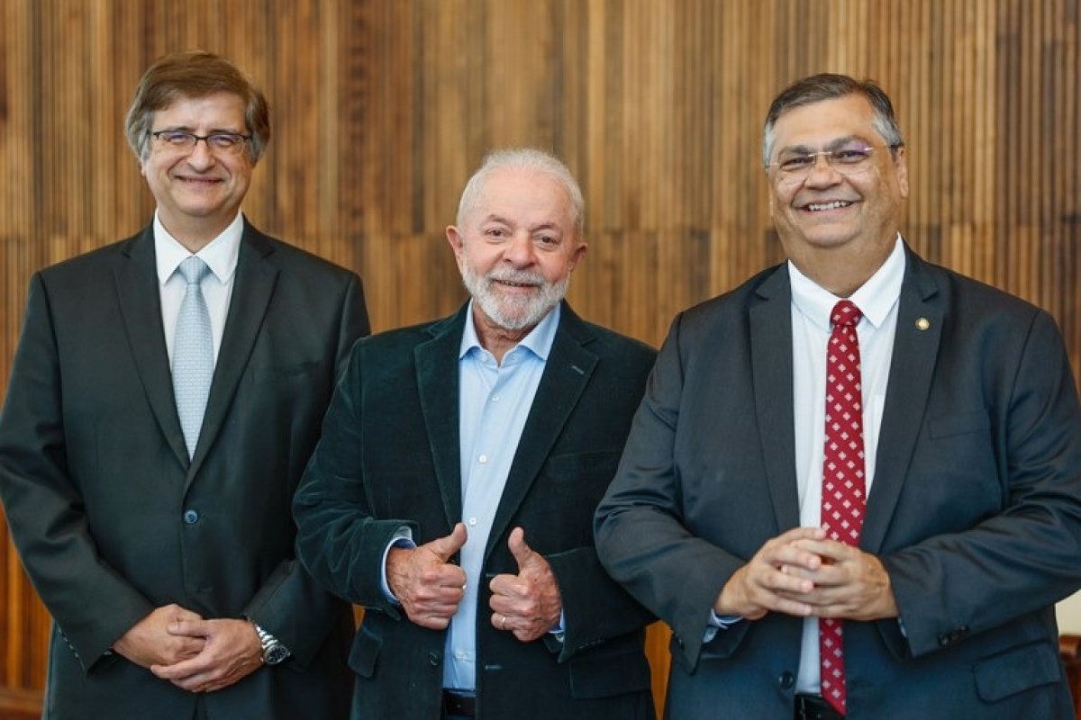 Após especulações, Lula oficializa indicação de Flávio Dino ao STF