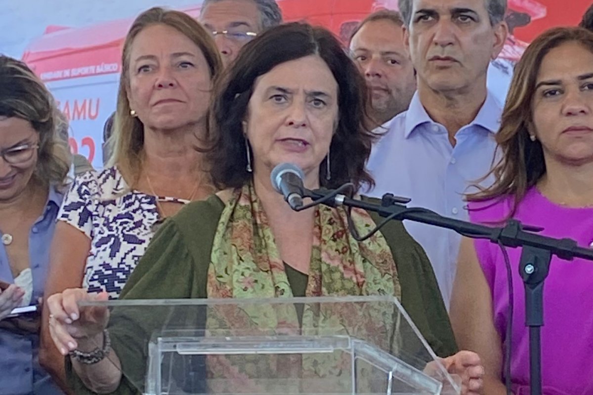 Em Salvador, ministra da Saúde entrega 48 novas ambulâncias para a Bahia