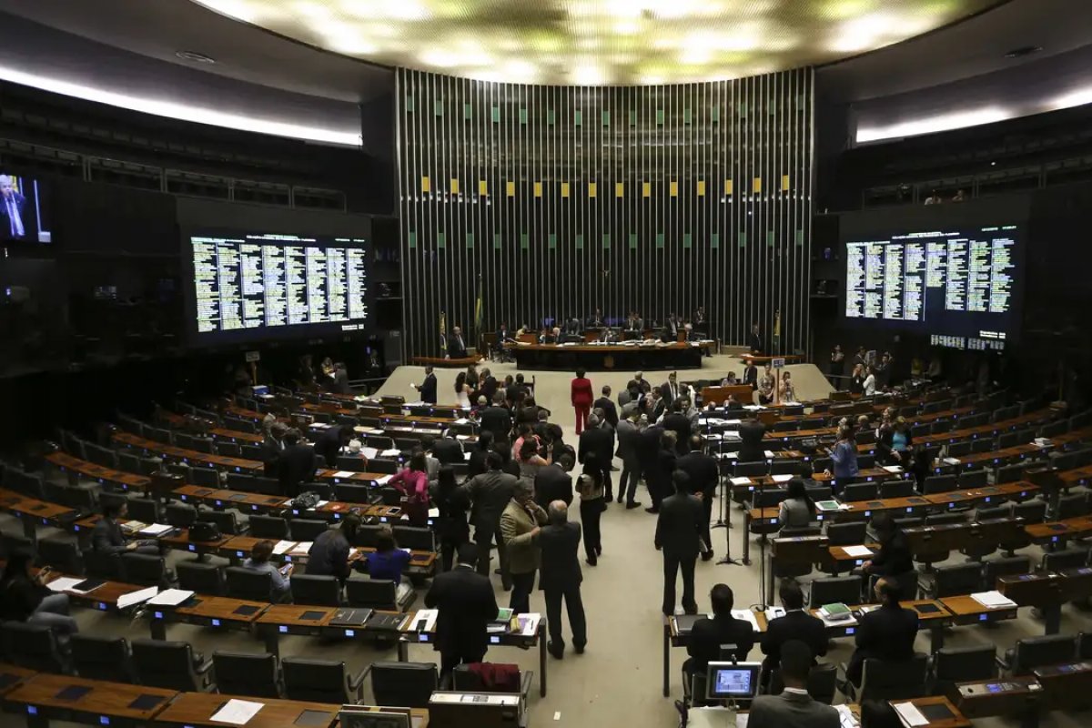 Deputados e senadores se unem para tentar derrubar veto de Lula à desoneração da folha