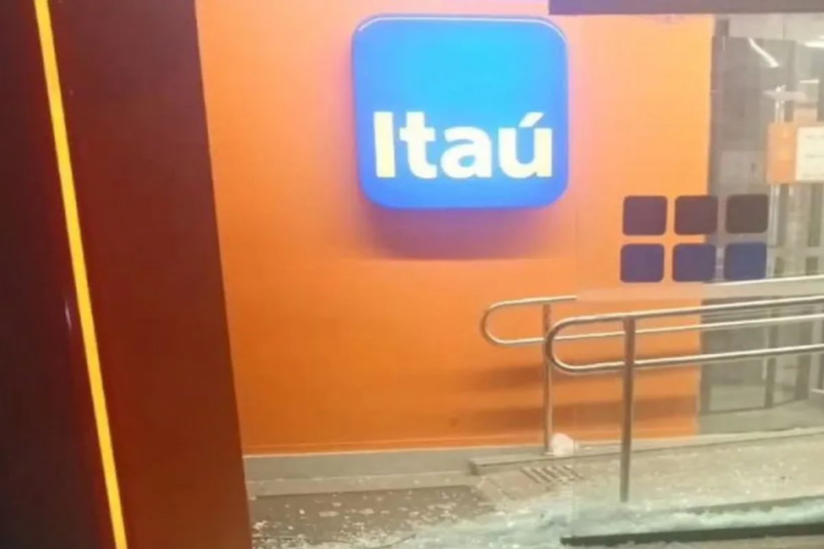 Câmera de segurança flagra ataque com explosivos em barbearia de Alagoinhas, BA