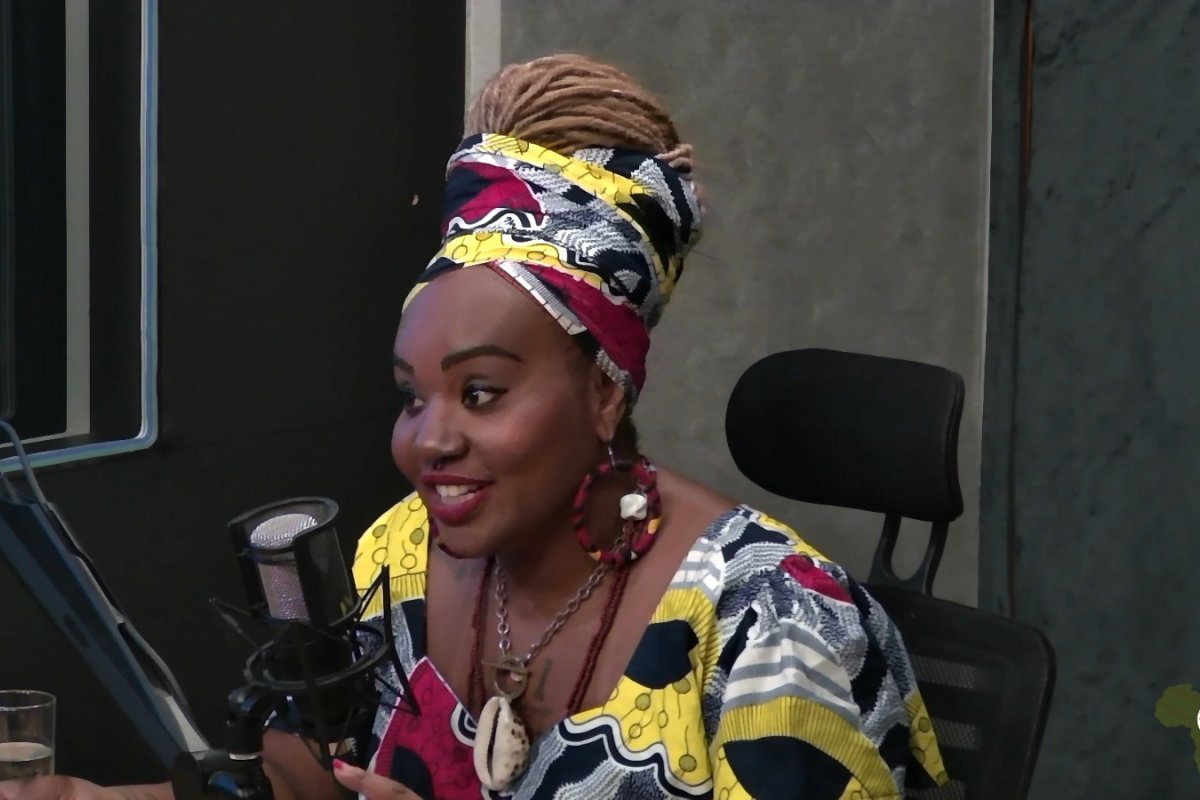 Vídeo: Elaine Assis discute a presença das religiões cristãs na produção de acarajé