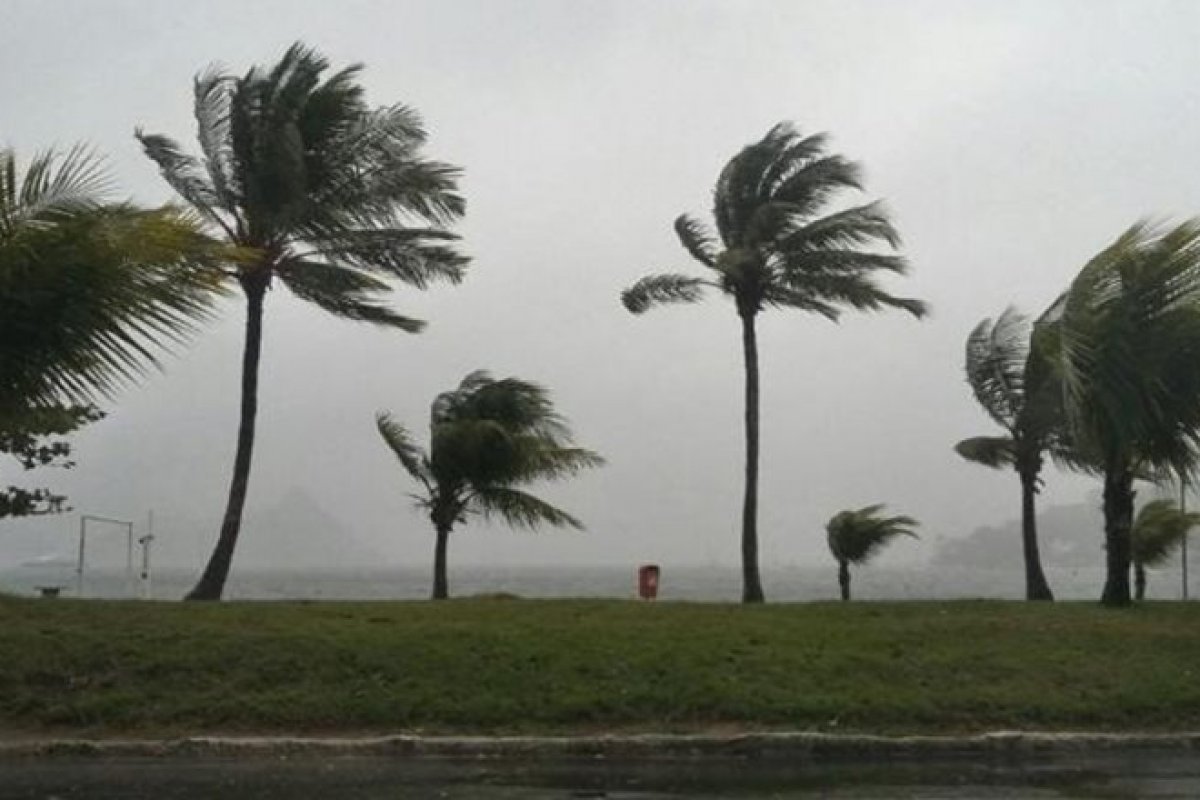 Marinha emite alerta para ventos de 74 km/h no litoral da Bahia