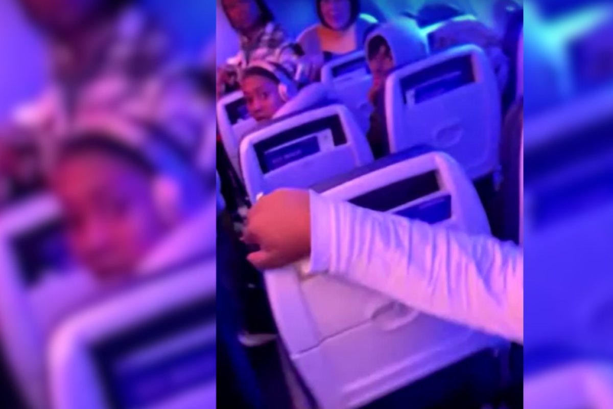 Passageiro abre porta de emergência do avião após pouso nos EUA e causa pânico