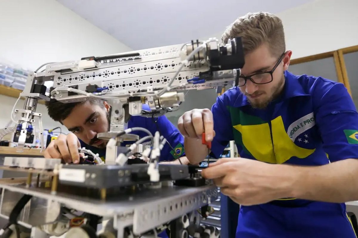 Livro fala quanto um curso técnico aumenta o salário de um profissional