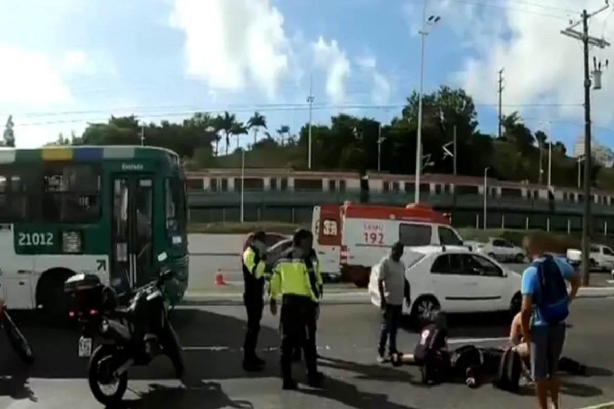 Funcionário do Samu fica ferido após acidente de moto na Avenida Paralela