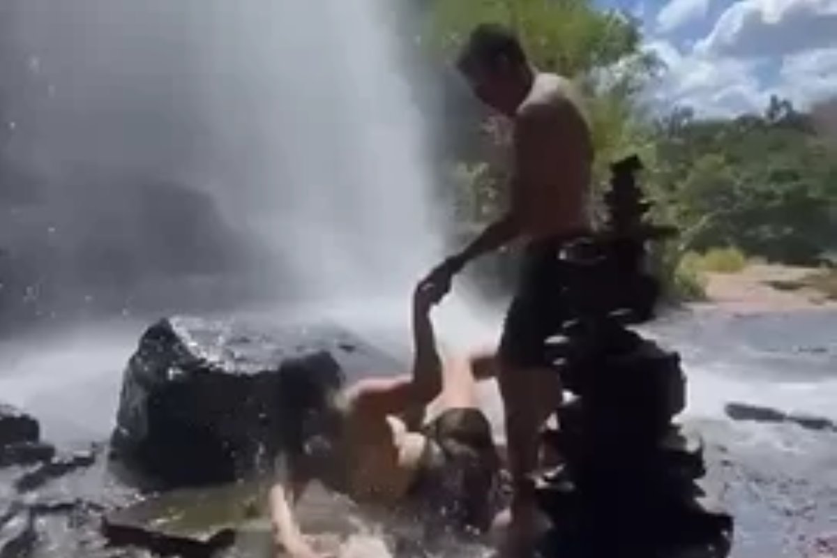 Vídeo: noiva viraliza nas redes sociais ao levar tombo em cachoeira durante pedido em casamento