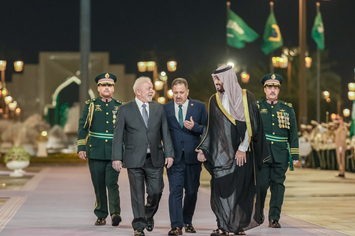 Lula se reúne com príncipe Mohammed bin Salman na Arábia Saudita