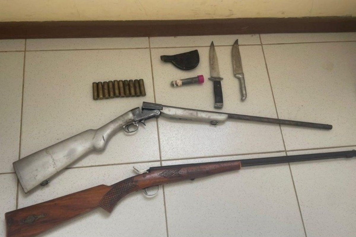 Um homem é preso e armas são apreendidas pela PM em Sátiro Dias