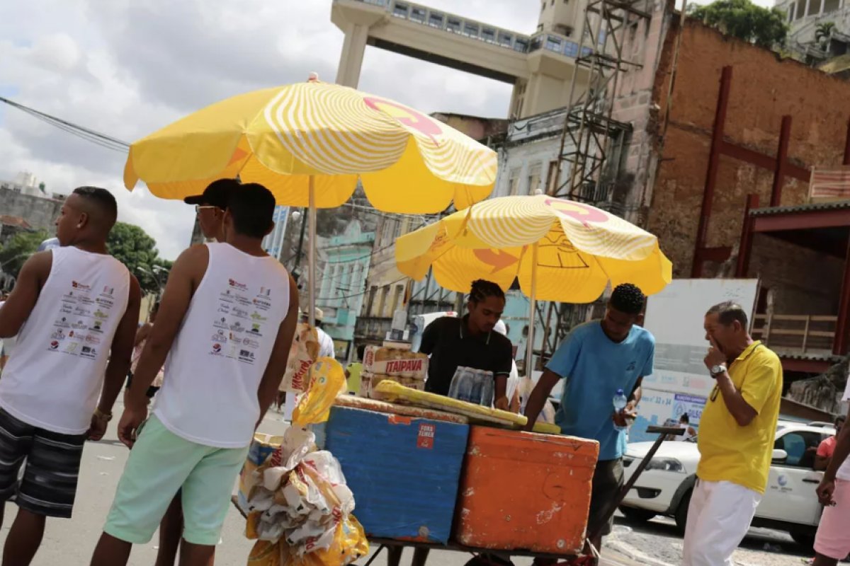 Salvador anuncia lista final de ambulantes para festas populares