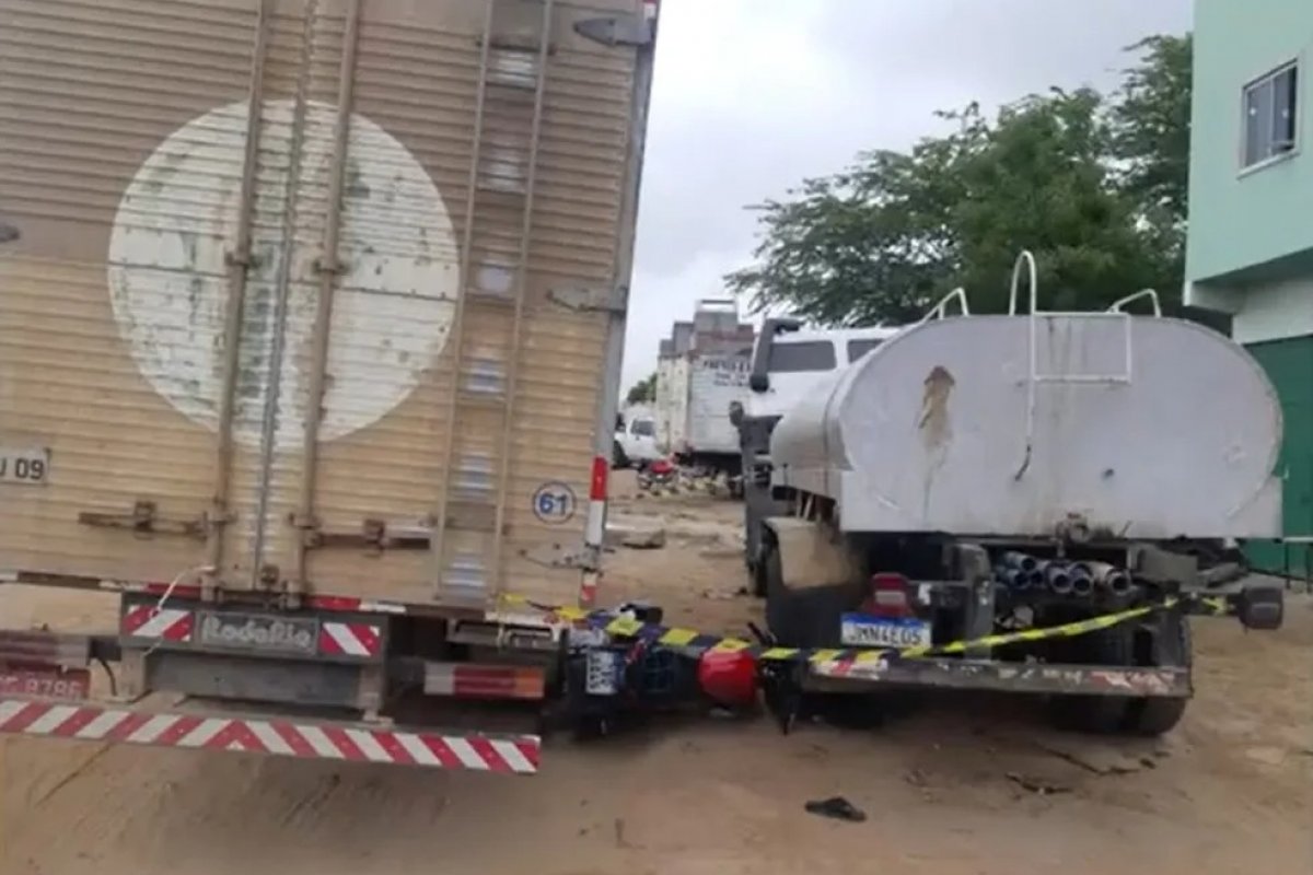 Jovem morre após bater motocicleta em dois caminhões na Bahia