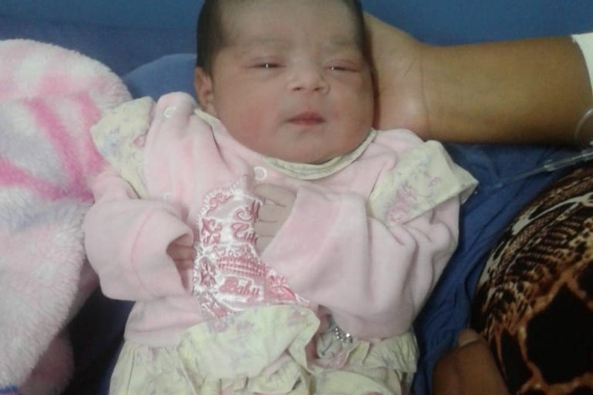 Recém-nascida morre após PM embrigado atingir veículo que ela e a mãe estavam